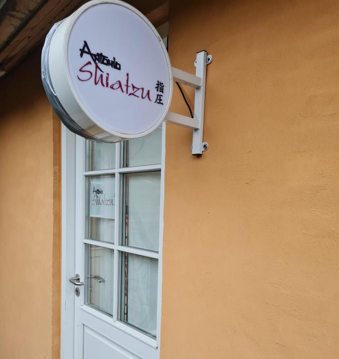 Velkommen til klinikken – indgangen finder du lige her ved den hvide dør.